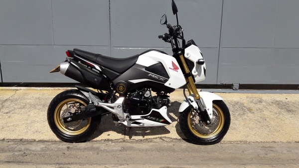ขาย New msx 125 ตัวใหม่ล่าสุด รถ 3 เดือน เครื่องเดิมๆเลยออกจากโรงงานแท้ๆไม่เคยแกะ วิ่งมา 1000 กว่าโล คลัชเดิมๆ  โช๊คหลังแก๊สแต่ง ไฟเลี้ยวแต่ง  ที่บังโซ่แต่ง  ล้อแม็กทองจากโรงงานแท้ๆ ไปหน้าลูกแก้วเดิมๆ หน้าอกล่าง แต่งสวย  ระบบไฟปกติทุกอย่าง ย้ำนะคับว่ารถ 3