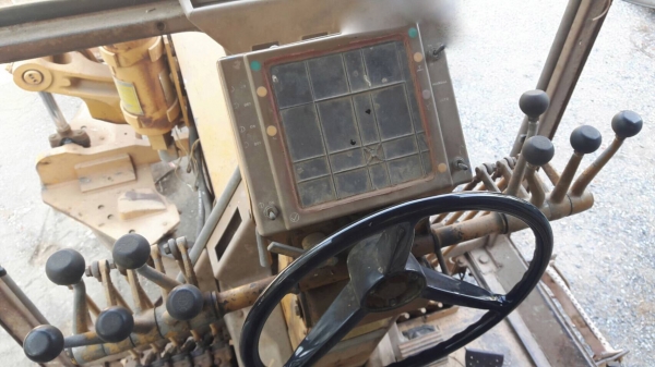 รถเกรด CAT 140G - 72V. ปี 52. สนใจติดต่อ  081 - 6079515