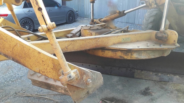 รถเกรด CAT 140G - 72V. ปี 52. สนใจติดต่อ  081 - 6079515