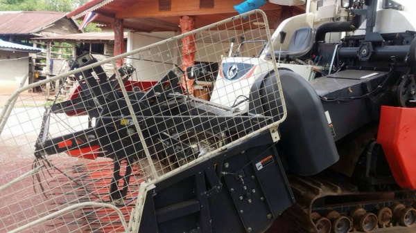 รถเกี่ยวข้าวคูโบต้า รุ่น DC70g รถปี58ใช้งานได้ปีเดียว แถมพ่วงและหัวเกี่ยวข้าวโพด