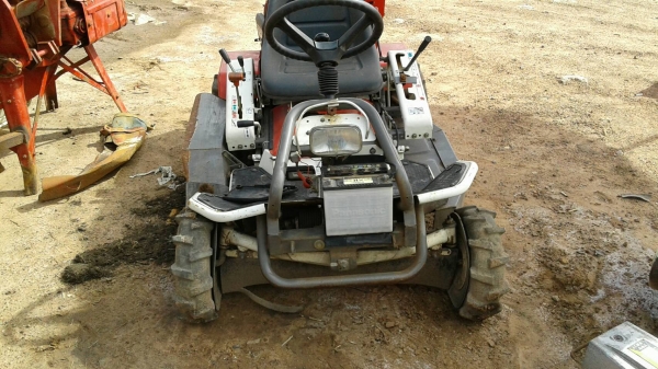 tractor-backhoeได้จัดส่งรถตัดหญ้าแบบนั่งขับKUBOTA ส่งให้ลูกค้าที่ประจวบเรียบร้อยแล้วครับ