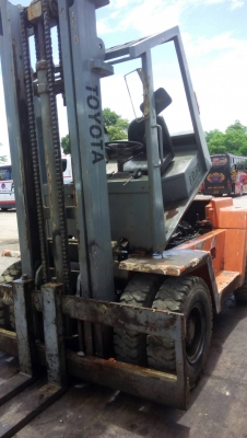 ต้องการขายรถโตโยต้าโฟ๊คลิฟรุ้นfd60ขนาด6ตันเครื่องดีสภาพพร้อมใช้ยางดีสนใจติดต่อด่วน