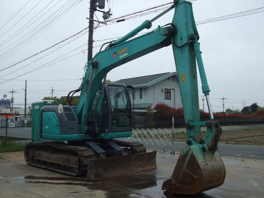 Kobelco SK135SR-1ES (YY04) มีใบมีดดัน แทรคเหล็กหุ้มก้อนยาง นำเข้าเองจากญี่ปุ่นโดยตรง
