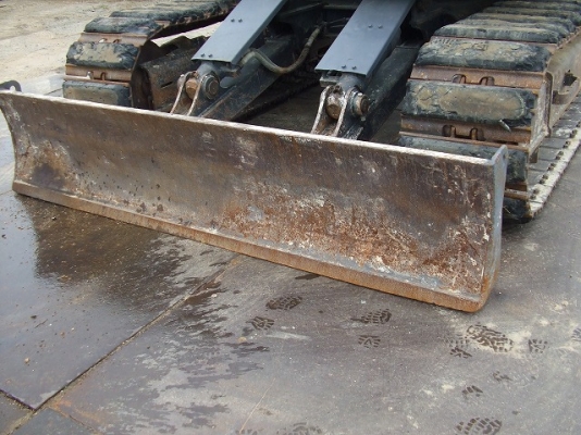 Kobelco SK135SR-1ES (YY04) มีใบมีดดัน แทรคเหล็กหุ้มก้อนยาง นำเข้าเองจากญี่ปุ่นโดยตรง