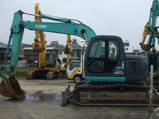 Kobelco SK135SR-1ES (YY04) มีใบมีดดัน แทรคเหล็กหุ้มก้อนยาง นำเข้าเองจากญี่ปุ่นโดยตรง