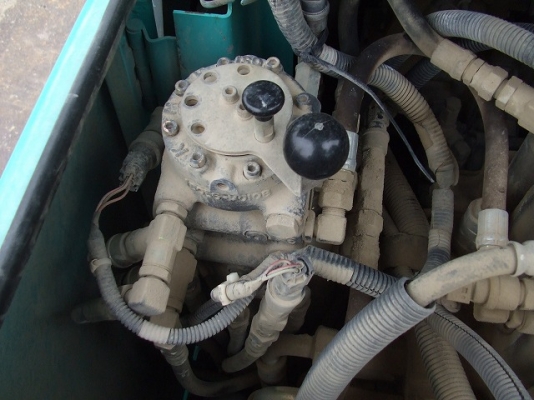 Kobelco SK135SR-1ES (YY04) มีใบมีดดัน แทรคเหล็กหุ้มก้อนยาง นำเข้าเองจากญี่ปุ่นโดยตรง