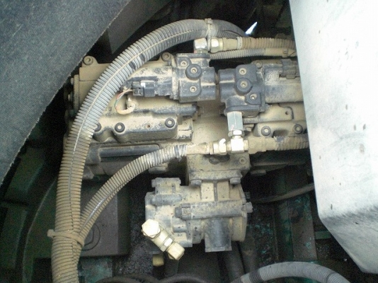 Kobelco SK135SR-1ES (YY04) มีไลน์หัวกระแทก แทรคเหล็กหุ้มก้อนยาง นำเข้าเองจากญี่ปุ่นโดยตรง