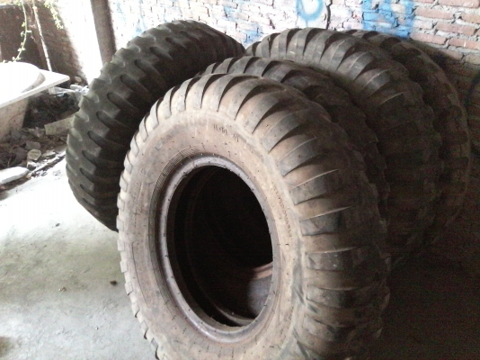 ยาง 11.00_20 ลายทหาร ราคา เส้นละ 1500 บาท