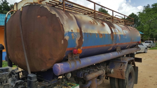 รถอีซูซุ 6 ล้อ บรรทุกน้ำมัน NQR 150 แรงม้า.  ปี 48.     สนใจติดต่อ  081 - 6079515