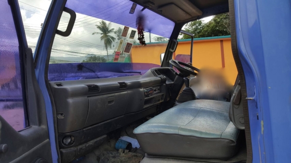 รถอีซูซุ 6 ล้อ บรรทุกน้ำมัน NQR 150 แรงม้า.  ปี 48.     สนใจติดต่อ  081 - 6079515