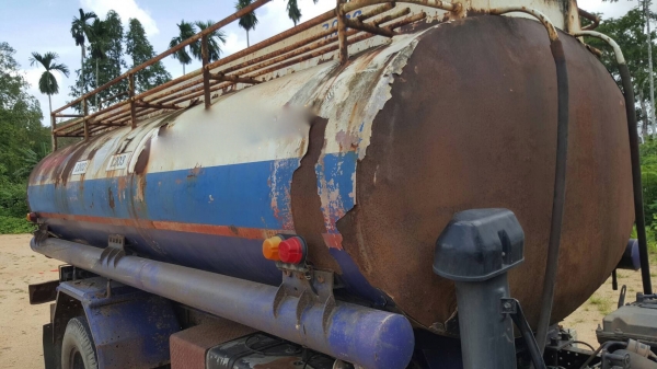 รถอีซูซุ 6 ล้อ บรรทุกน้ำมัน NQR 150 แรงม้า.  ปี 48.     สนใจติดต่อ  081 - 6079515