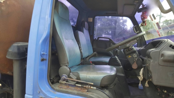 รถอีซูซุ 6 ล้อ บรรทุกน้ำมัน NQR 150 แรงม้า.  ปี 48.     สนใจติดต่อ  081 - 6079515