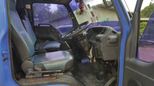 รถอีซูซุ 6 ล้อ บรรทุกน้ำมัน NQR 150 แรงม้า.  ปี 48.     สนใจติดต่อ  081 - 6079515