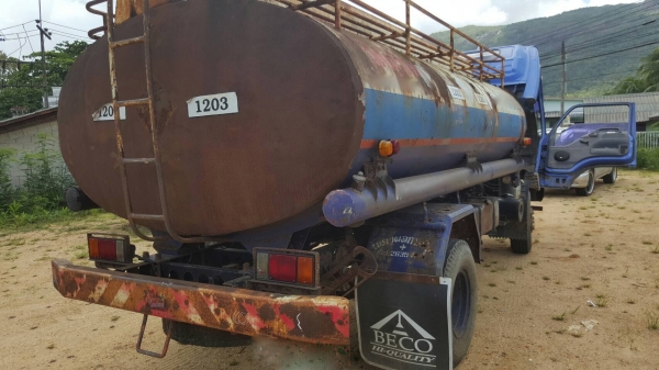 รถอีซูซุ 6 ล้อ บรรทุกน้ำมัน NQR 150 แรงม้า.  ปี 48.     สนใจติดต่อ  081 - 6079515