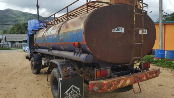 รถอีซูซุ 6 ล้อ บรรทุกน้ำมัน NQR 150 แรงม้า.  ปี 48.     สนใจติดต่อ  081 - 6079515