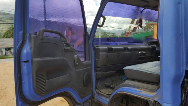 รถอีซูซุ 6 ล้อ บรรทุกน้ำมัน NQR 150 แรงม้า.  ปี 48.     สนใจติดต่อ  081 - 6079515