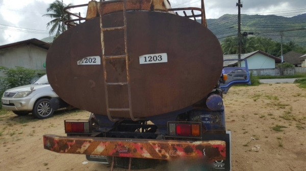 รถอีซูซุ 6 ล้อ บรรทุกน้ำมัน NQR 150 แรงม้า.  ปี 48.     สนใจติดต่อ  081 - 6079515