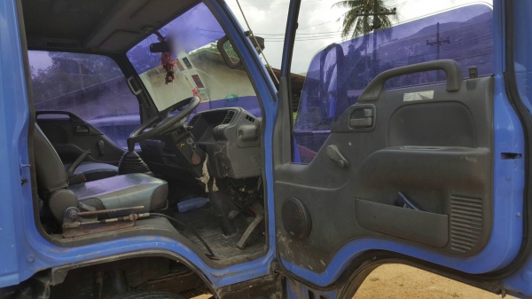 รถอีซูซุ 6 ล้อ บรรทุกน้ำมัน NQR 150 แรงม้า.  ปี 48.     สนใจติดต่อ  081 - 6079515