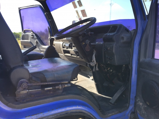 รถอีซูซุ 6 ล้อ บรรทุกน้ำมัน NQR 150 แรงม้า.  ปี 48.     สนใจติดต่อ  081 - 6079515