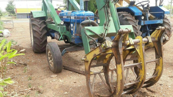 ขาย รถไถ FORD 6600 เสื้อลาย ติดคีบอวยชัยแทรคเตอร์ เล่มทะเบียนมีครบ ขาย รถไถ FORD 6600 เสื้อลาย ติดคีบอวยชัยแทรคเตอร์ เล่มทะเบียนมีครบ