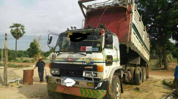 Hino Sumo227 ราคา  550,000 บาท  2 เพลา สโลว์Inter 4 สปีด เครื่อง EM100-220 แรง หัวบาง ยางดี ค้สชีสวย ทะเบียนพร้อม