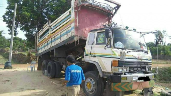 Hino Sumo227 ราคา  550,000 บาท  2 เพลา สโลว์Inter 4 สปีด เครื่อง EM100-220 แรง หัวบาง ยางดี ค้สชีสวย ทะเบียนพร้อม