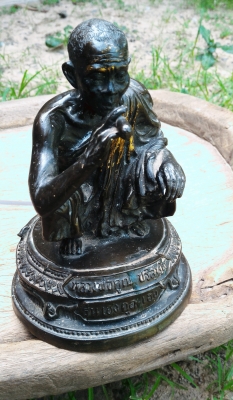 หลวงพ่อคูณ ปุริสุทโธ ตอกโค๊ตเก่า 690 เนื้อทองเหลืองหนักๆ ฐาน 5นิ้ว พระบ้านพระแท้