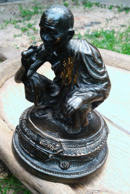 หลวงพ่อคูณ ปุริสุทโธ ตอกโค๊ตเก่า 690 เนื้อทองเหลืองหนักๆ ฐาน 5นิ้ว พระบ้านพระแท้