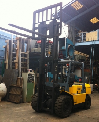 ขายด่วน รถยกโฟล์คลิฟท์ TCM 4 Ton สูง 3 M. เกียร์ธรรมดา ยางตัน