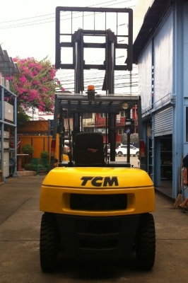 ขายด่วน รถยกโฟล์คลิฟท์ TCM 4 Ton สูง 3 M. เกียร์ธรรมดา ยางตัน