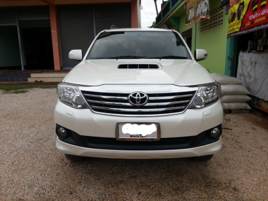 ขายโตโยต้า ฟอร์จูนเนอร์ 3.0  4WD ปี 2012  ไมล์  48,000  โล รถสวยกริ๊บ ไม่เคยชน เดิมทุกชิ้น โทร. 085-7282756