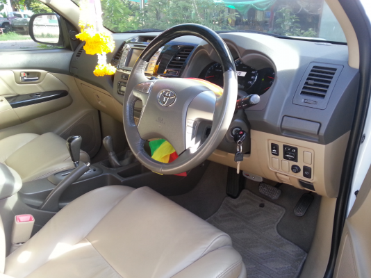 ขายโตโยต้า ฟอร์จูนเนอร์ 3.0  4WD ปี 2012  ไมล์  48,000  โล รถสวยกริ๊บ ไม่เคยชน เดิมทุกชิ้น โทร. 085-7282756