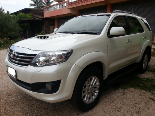 ขายโตโยต้า ฟอร์จูนเนอร์ 3.0  4WD ปี 2012  ไมล์  48,000  โล รถสวยกริ๊บ ไม่เคยชน เดิมทุกชิ้น โทร. 085-7282756