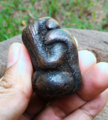 พระปิดตาองค์ใหญ่ๆ หนักๆ เนื้อนวะโลหะเก่า สวยแปลกครับ