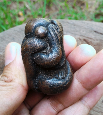 พระปิดตาองค์ใหญ่ๆ หนักๆ เนื้อนวะโลหะเก่า สวยแปลกครับ