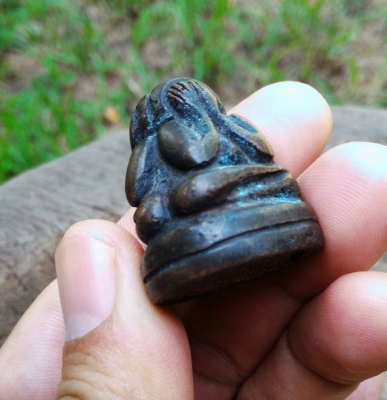 พระปิดตาสามสหาย ใหญ่ๆ หนักๆ เนื้อนวะโลหะเก่า ก้นอุดดินผงพุทธคุณ มวลสารงามๆ