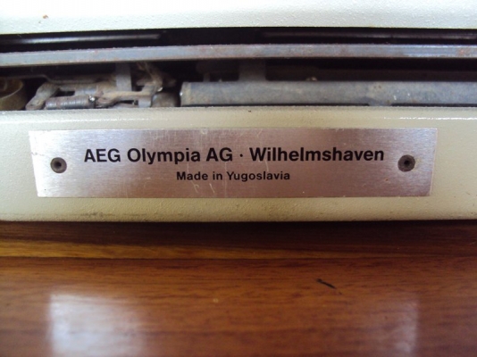 ขาย พิมพ์ดีด OLYMPIA รุ่น Traveller de Luxe