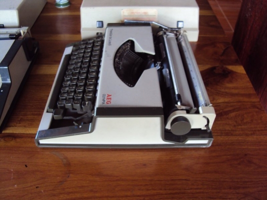 ขาย พิมพ์ดีด OLYMPIA รุ่น Traveller de Luxe