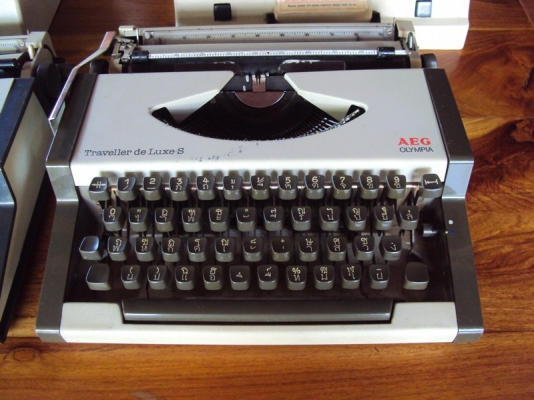 ขาย พิมพ์ดีด OLYMPIA รุ่น Traveller de Luxe