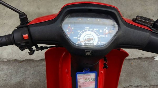 Wave 100 ปี 47 สีแดง รถเดิมๆ ภาษีไม่ขาด มีเล่ม เอกสารครบ  โทร. 02-9165022,099-0812001