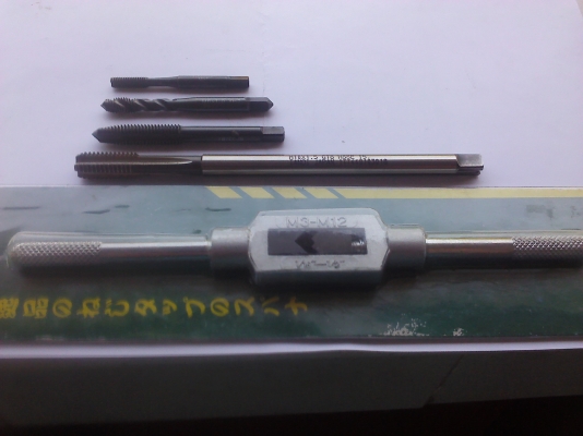ชุดดอกต๊าปเกลียวอย่างดีพร้อมด้ามจัดเป็นชุดราคาถูกๆ มี M5, M6 ,M8 ,M10 ต้องการเพิ่มลดบอกได้