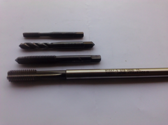 ชุดดอกต๊าปเกลียวอย่างดีพร้อมด้ามจัดเป็นชุดราคาถูกๆ มี M5, M6 ,M8 ,M10 ต้องการเพิ่มลดบอกได้