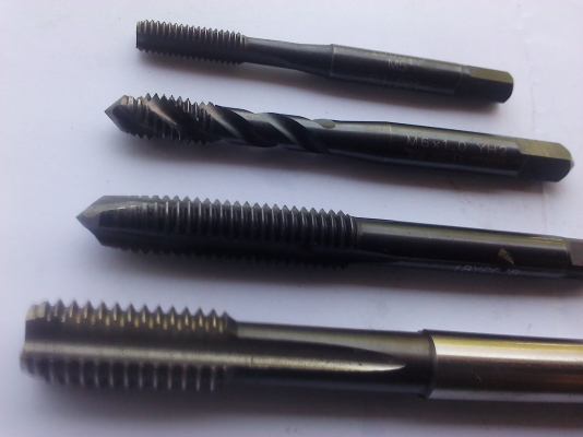 ชุดดอกต๊าปเกลียวอย่างดีพร้อมด้ามจัดเป็นชุดราคาถูกๆ มี M5, M6 ,M8 ,M10 ต้องการเพิ่มลดบอกได้