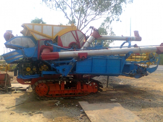 ขายรถเกี่ยวข้าวอุ้มราคา480000บาท