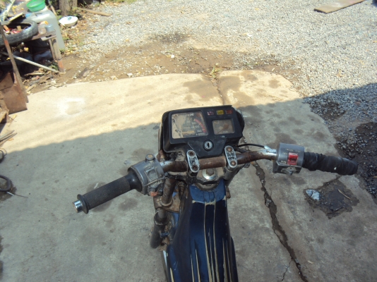 ขายยามาฮ่าเบล100ไม่มีทะเบียนขับขี่ได้สนใจติดต่อสรกฤช 081-8478107