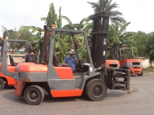 ฝากขายถูกๆรถยก TCM น้ำหนักยก 4 ตัน เสาสุง 4 เมตร เครื่องดีเซล เกียร์ออโต้