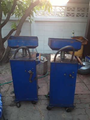 รายละเอียด ขายหมดแล้วขอบคุณพี่เสือครับ ขายถังรองถ่ายน้ำมันเครื่องสำหรับใช้กับฮอยท์ยกรถ(ลิฟท์ยกรถ) มี2ตัว ราคาตัวละ2000 โทร0817113399 อยู่กรุงเทพ อ่อนนุช ศรีนครินทร์ ใกล้ซีคอน เหลือตัวเดียวแล้วคับ