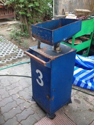 รายละเอียด ขายหมดแล้วขอบคุณพี่เสือครับ ขายถังรองถ่ายน้ำมันเครื่องสำหรับใช้กับฮอยท์ยกรถ(ลิฟท์ยกรถ) มี2ตัว ราคาตัวละ2000 โทร0817113399 อยู่กรุงเทพ อ่อนนุช ศรีนครินทร์ ใกล้ซีคอน เหลือตัวเดียวแล้วคับ