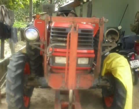 KUBOTA M5000 SU - 4WD 2 เพลา ใช้งาน 3,500 ชม. อุปกรณ์มีให้ครบครัน มีโรตารี่ ใบมีดดันหน้า ผานพรวนดิน 6 สภาพดีทั้งคันไม่มีช้ำเลย ช่วงล่างระบบการทำงานไม่มีแตกไม่มีรั่ว ยางสภาพดีหน้าหลังประมาณ 70\% พร้อมทำงานได้เลย เอกสารเล่มทะเบียนครบไม่ขาดพร้อมโอน ราคาต่อรอง