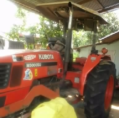 KUBOTA M5000 SU - 4WD 2 เพลา ใช้งาน 3,500 ชม. อุปกรณ์มีให้ครบครัน มีโรตารี่ ใบมีดดันหน้า ผานพรวนดิน 6 สภาพดีทั้งคันไม่มีช้ำเลย ช่วงล่างระบบการทำงานไม่มีแตกไม่มีรั่ว ยางสภาพดีหน้าหลังประมาณ 70\% พร้อมทำงานได้เลย เอกสารเล่มทะเบียนครบไม่ขาดพร้อมโอน ราคาต่อรอง